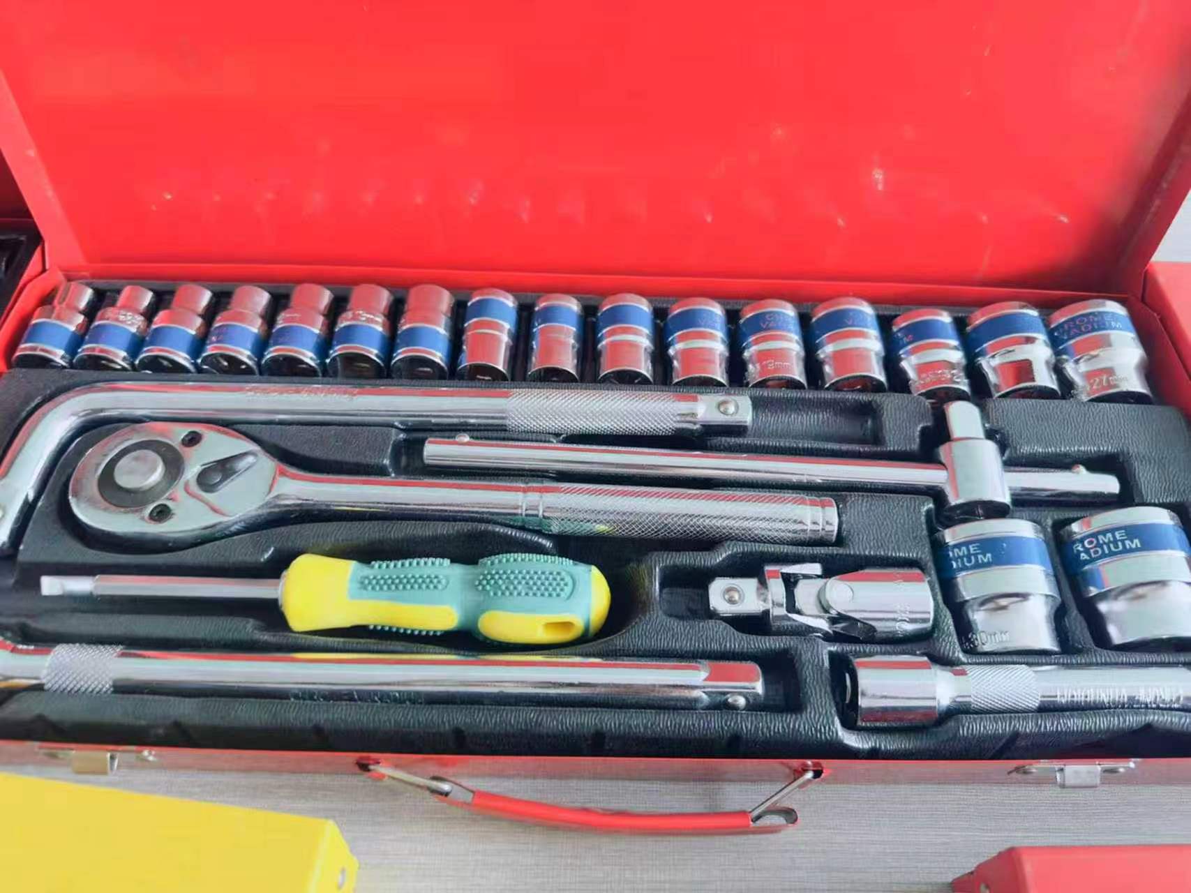 25-Piece 1/2" Drive Extendable Ratchet Handle Socket Set with Universal Joint – Metal Box